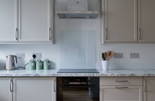 Leeds Casa | Cosy Nook - 3 Bedroom Retreat with Private Garden, Parking and Media Wall