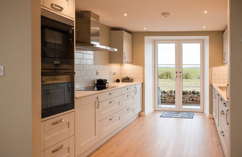 Berwick-upon-Tweed Cabaña | Cosy Northumberland farm cottage with hot tub in quiet location