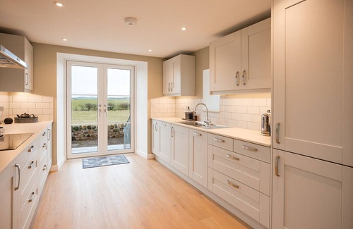 Berwick-upon-Tweed Cabaña | Cosy Northumberland farm cottage with hot tub in quiet location