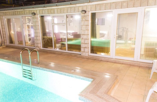 Novi Sad Apartamento | Acogedor loft Novi Sad, PISCINA propia, Sauna, auto check-in