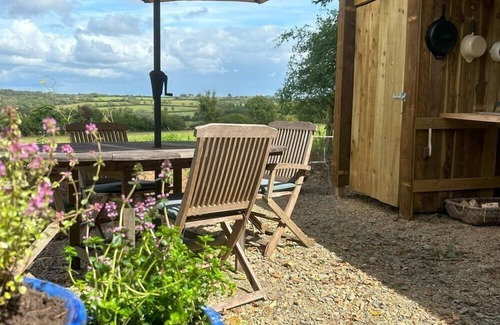 Cilgerran Alquiler De RV | Cosy off-grid yurt in Pembrokeshire - A chance to be ‘in’ the landscape.