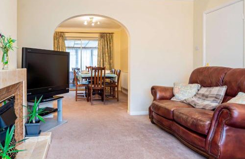Swindon Casa | Cosy & Peaceful 2 Bed Home in Swindon with Parking