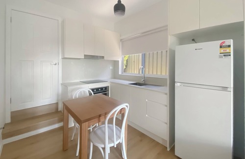 Engadine Apartamento | Cosy personal me-space in leafy Engadine close to the Royal National Park.