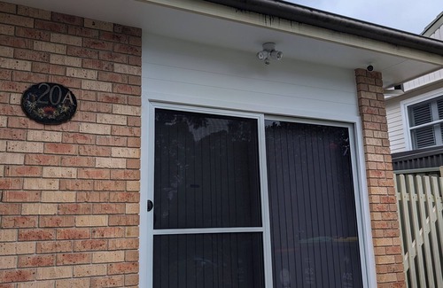 Engadine Apartamento | Cosy personal me-space in leafy Engadine close to the Royal National Park.
