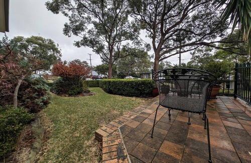 Engadine Apartamento | Cosy personal me-space in leafy Engadine close to the Royal National Park.