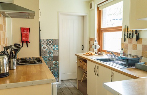 Portland Casa | Cosy Portland Cottage | Sea Views, Walk to Beach & Coastal Path, Dog Friendly