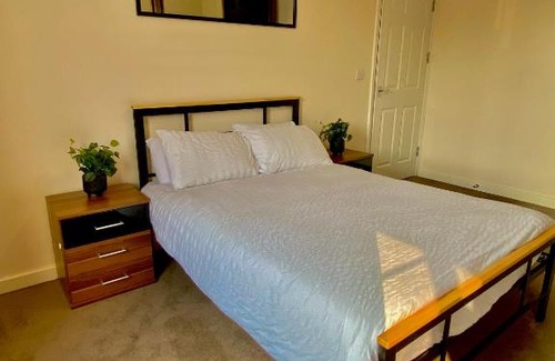 Thames Ditton Casa | Cosy Private Room with WiFi and all Streaming Platforms