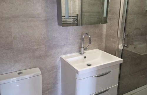 Thames Ditton Casa | Cosy Private Room with WiFi and all Streaming Platforms