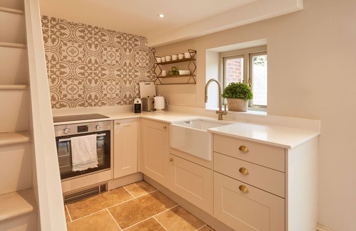 Petworth Cabaña | cosy recently renovated cottage in the heart of historic Petworth