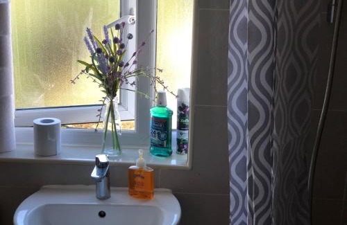 Harrow Weald Apartamento | Cosy relaxing 4 bed Home with 2 parking Space