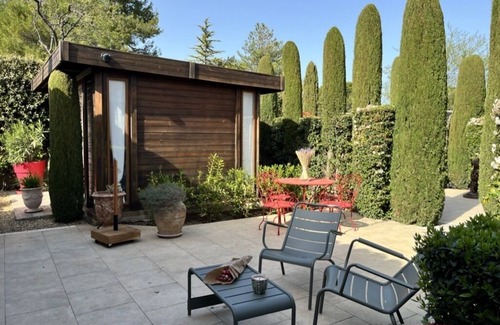 Eygalieres Casa | Cosy retreat in Eygalieres with artist studio. Walking distance to the village
