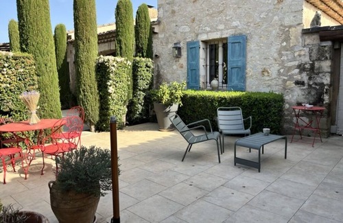 Eygalieres Casa | Cosy retreat in Eygalieres with artist studio. Walking distance to the village