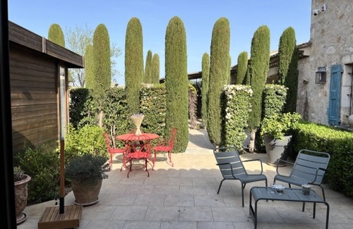 Eygalieres Casa | Cosy retreat in Eygalieres with artist studio. Walking distance to the village