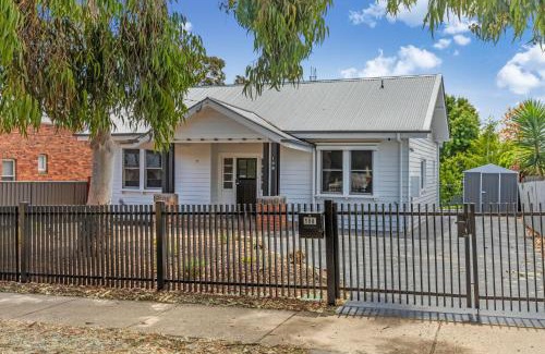 Bendigo Casa | COSY RETREAT ON FOREST - Offering 3 Comfortable Bedrooms - Sleeps Up to 6 - Please Note - If Booking for 5 or more guests all 3 rooms will be required