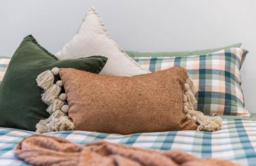 Bendigo Casa | COSY RETREAT ON FOREST - Offering 3 Comfortable Bedrooms - Sleeps Up to 6 - Please Note - If Booking for 5 or more guests all 3 rooms will be required