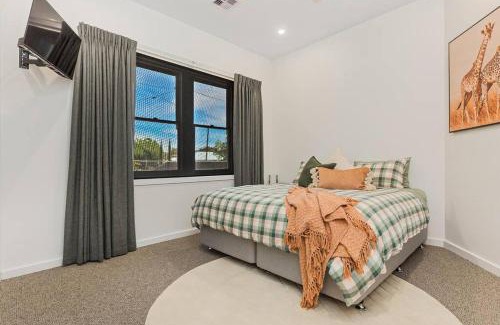 Bendigo Casa | COSY RETREAT ON FOREST - Offering 3 Comfortable Bedrooms - Sleeps Up to 6 - Please Note - If Booking for 5 or more guests all 3 rooms will be required