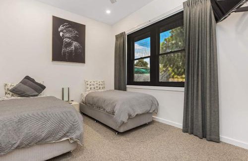 Bendigo Casa | COSY RETREAT ON FOREST - Offering 3 Comfortable Bedrooms - Sleeps Up to 6 - Please Note - If Booking for 5 or more guests all 3 rooms will be required