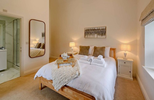 Westleigh Cabaña | Cosy River Front Property -Swedish hot tub, bike and fish on the land!