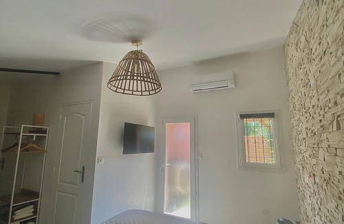 Saint-Martin-de-Crau Cama Y Desayuno | Cosy room with exterior