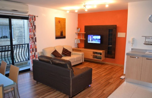 Msida Apartamento | Cosy room with private bathroom in central modern apartment