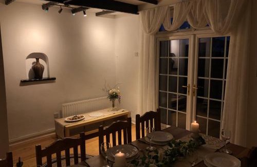 Bebington Casa | Cosy Rustic 3 bed cottage, great train links
