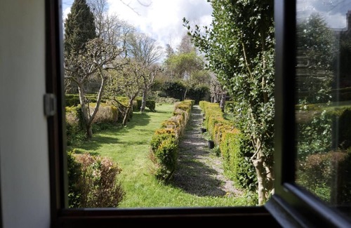 Crawcrook Cabaña | Cosy secret cottage in a beautiful walled garden