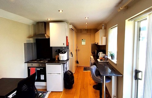 Luton Apartamento | Cosy Serene Garden 1 Bedroom FLAT. 1 min walk from Leagrave Station