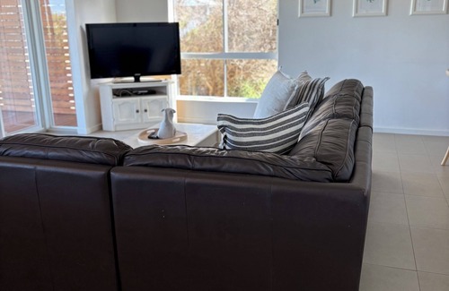 Middleton Casa | Cosy Shack 2 Min to Middleton Beach. Family/Pet Friendly with Deck, Wifi & Linen