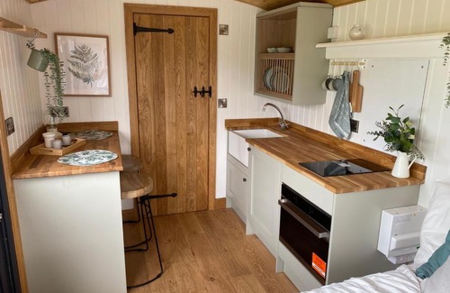 Grinshill Otro | Cosy Shepherd's Hut near Shrewsbury