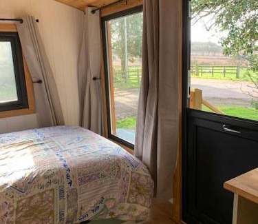 Grinshill Otro | Cosy Shepherd's Hut near Shrewsbury