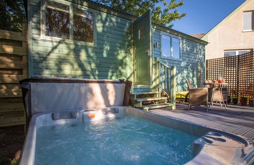 Alness Cabina | Cosy Shepherds Hut in the Scottish Highlands With hot tub