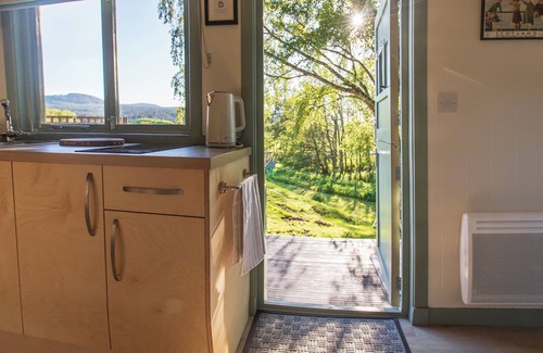 Alness Cabina | Cosy Shepherds Hut in the Scottish Highlands With hot tub