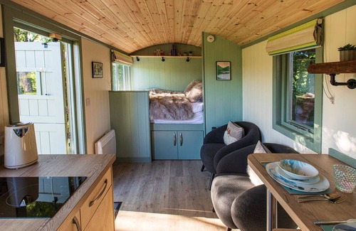 Alness Cabina | Cosy Shepherds Hut in the Scottish Highlands With hot tub