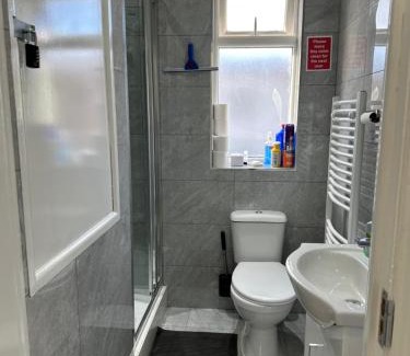 Downham Casa | Cosy Smart/Small Double Room in Keedonwood Road Bromley