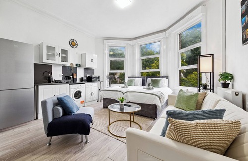 Fortune Green Apartamento | Cosy & Spacious Flat - Moments To City Centre - Train Station - Long Stay Disc %
