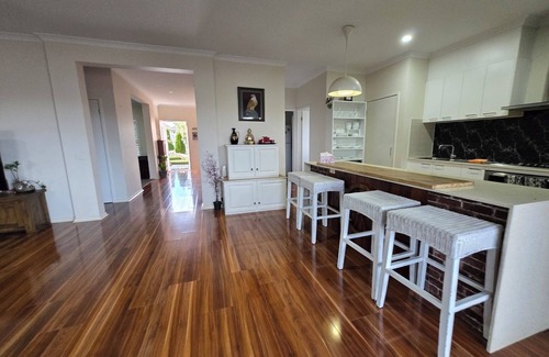 Drouin Casa | Cosy spacious hill holiday home