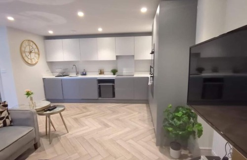 West Barnes Apartamento | Cosy, Spacious & Stylish Family Haven: Garden-Parking 3 bedrooms apartment.