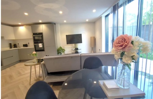 West Barnes Apartamento | Cosy, Spacious & Stylish Family Haven: Garden-Parking 3 bedrooms apartment.