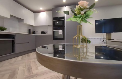 West Barnes Apartamento | Cosy, Spacious & Stylish Family Haven: Garden-Parking 3 bedrooms apartment.