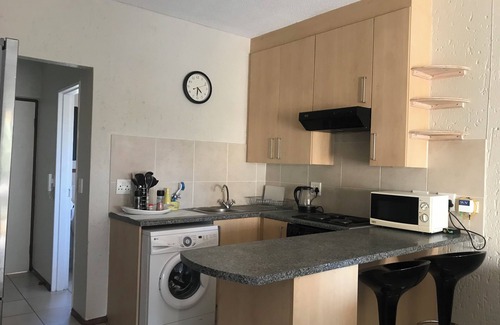 Lone Hill Apartamento | Cosy studio apartment in the heart of Fourways l Near Monte Casino with balcony