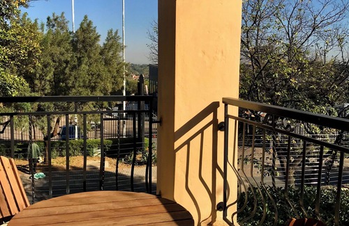 Lone Hill Apartamento | Cosy studio apartment in the heart of Fourways l Near Monte Casino with balcony