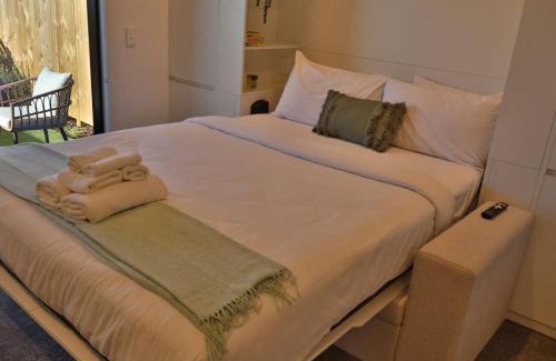 Henderson Casa | Cosy Studio in Awaroa Road