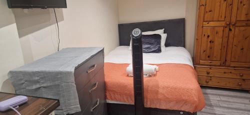 Trafford Casa | Cosy Studio - Maisonette in a quite neighbourhhod can sleep 2 with private entrance and gate