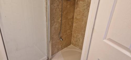 Trafford Casa | Cosy Studio - Maisonette in a quite neighbourhhod can sleep 2 with private entrance and gate