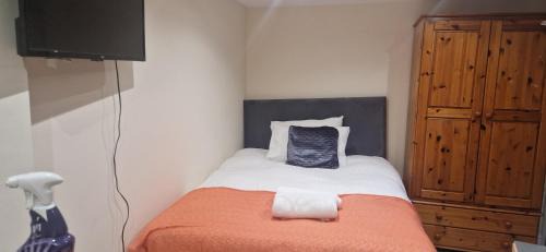 Trafford Casa | Cosy Studio - Maisonette in a quite neighbourhhod can sleep 2 with private entrance and gate