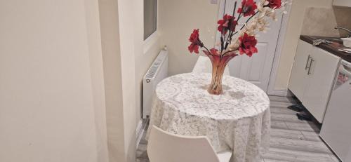 Trafford Casa | Cosy Studio - Maisonette in a quite neighbourhhod can sleep 2 with private entrance and gate