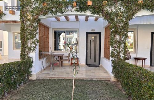 Ras Nasrani Apartamento | Cosy Studio on the First Floor with lovely Terrace and Personal Garden Area, Pool View and Free Beach Access in Sharm Hills Resort