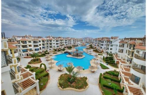 Ras Nasrani Apartamento | Cosy Studio on the First Floor with lovely Terrace and Personal Garden Area, Pool View and Free Beach Access in Sharm Hills Resort