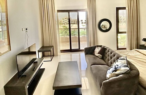 Taqah Apartamento | Cosy studio with a lagoon view in Hawana resort
