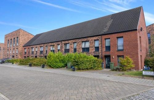 Muirhouse Casa | Cosy, Stylish Bedroom for Business and Work Travellers